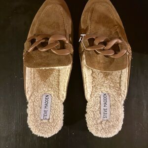 Steve Madden Brown Suede Chain-Trim Faux-Shearling Mules